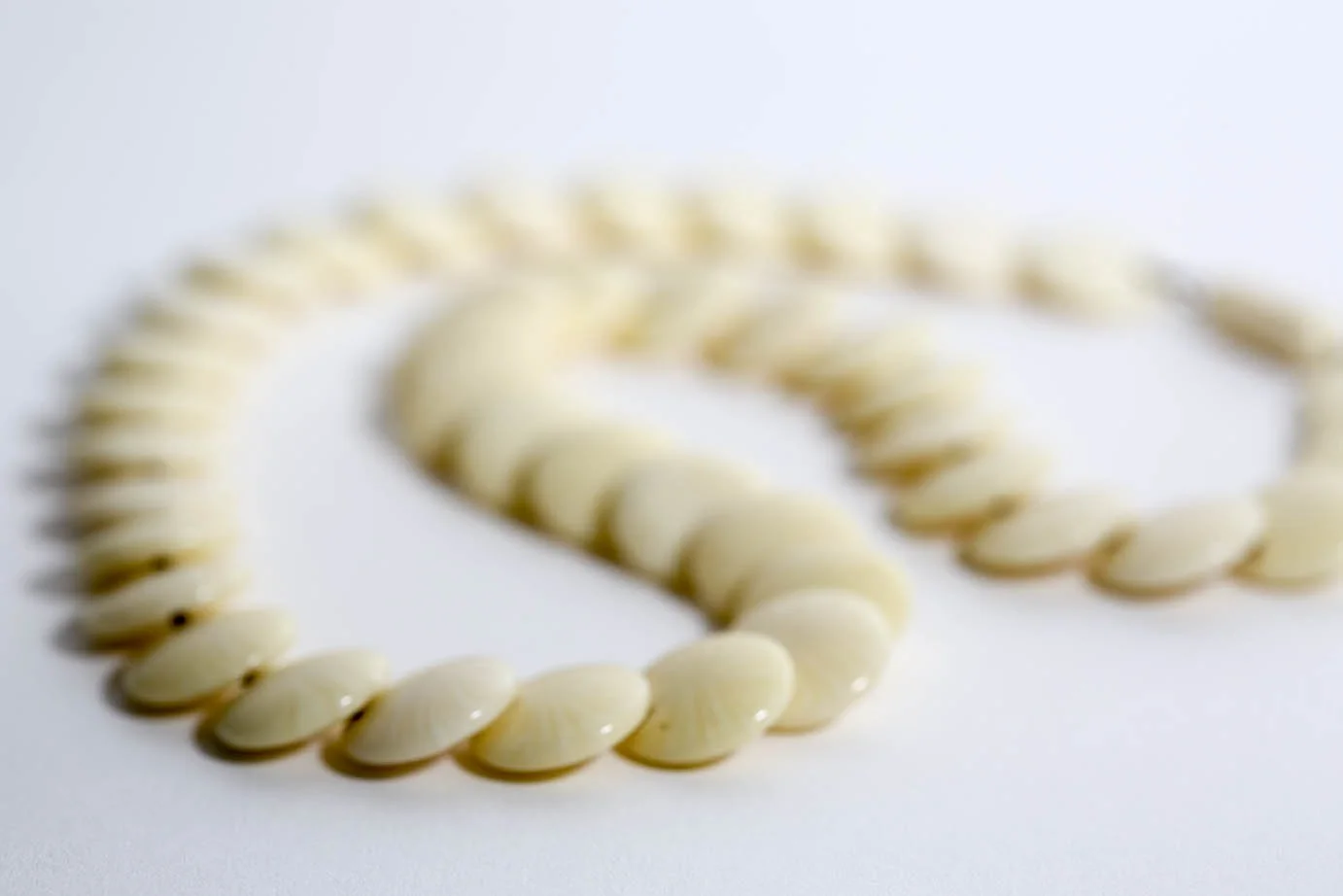 CREAM SWIRL LUCITE NECKLACE