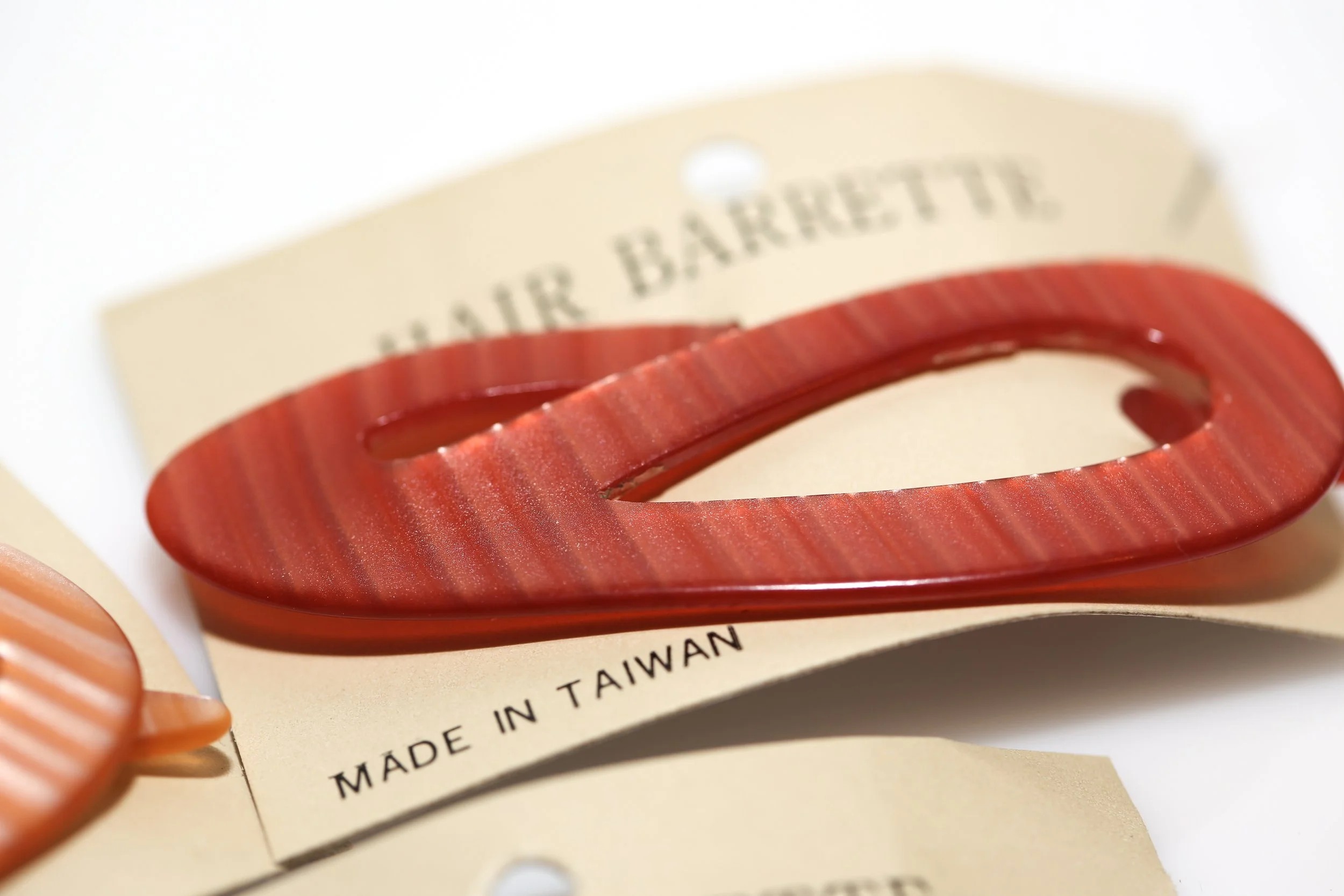 LAMINATED HAIR BARRETTES IN RED