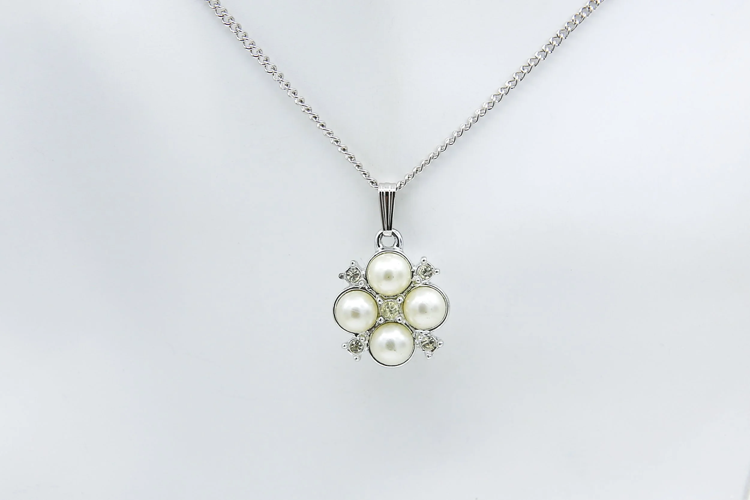 1974 SARAH COVENTRY PRINCESS NECKLACE