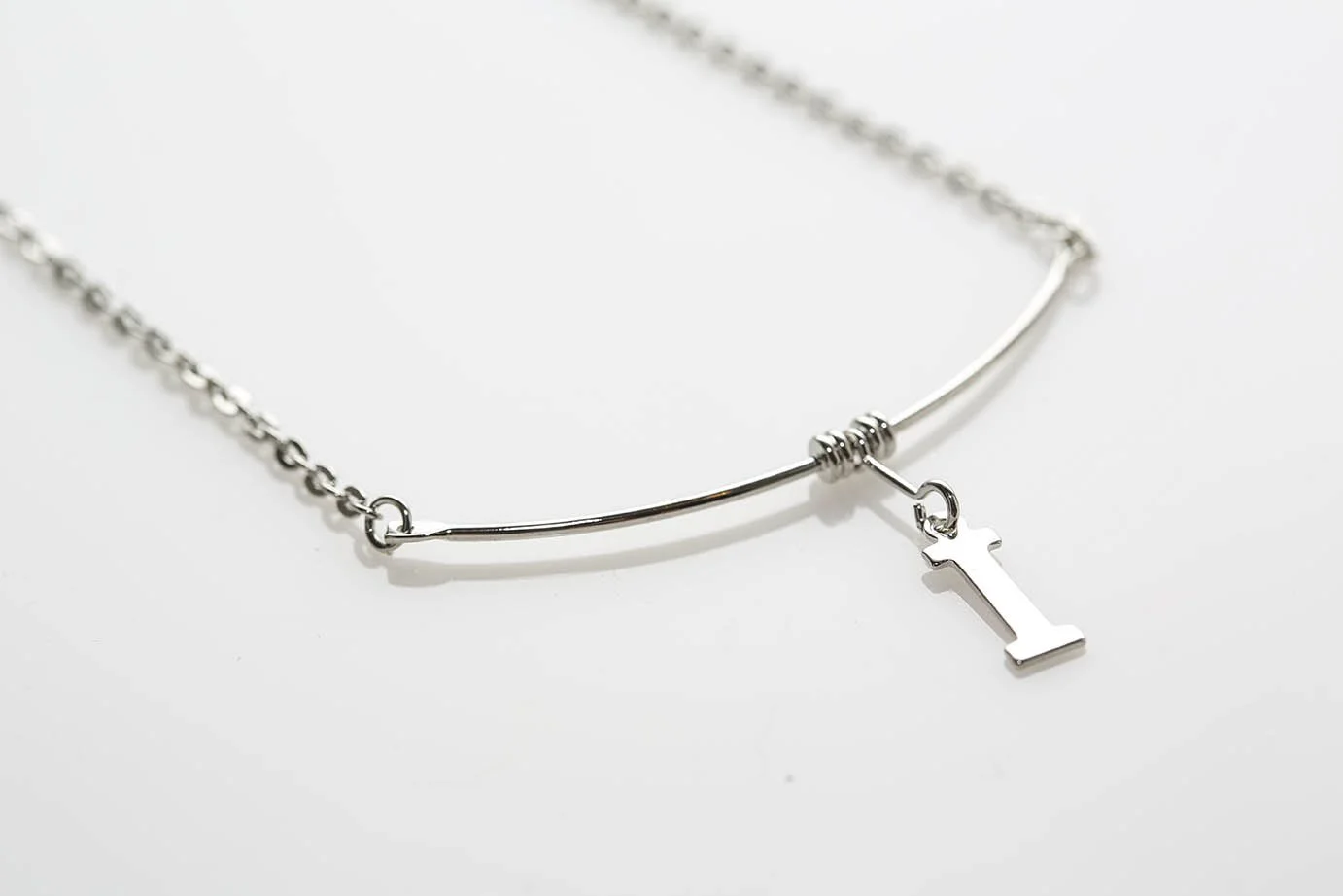 INITIAL BAR NECKLACE G OR I