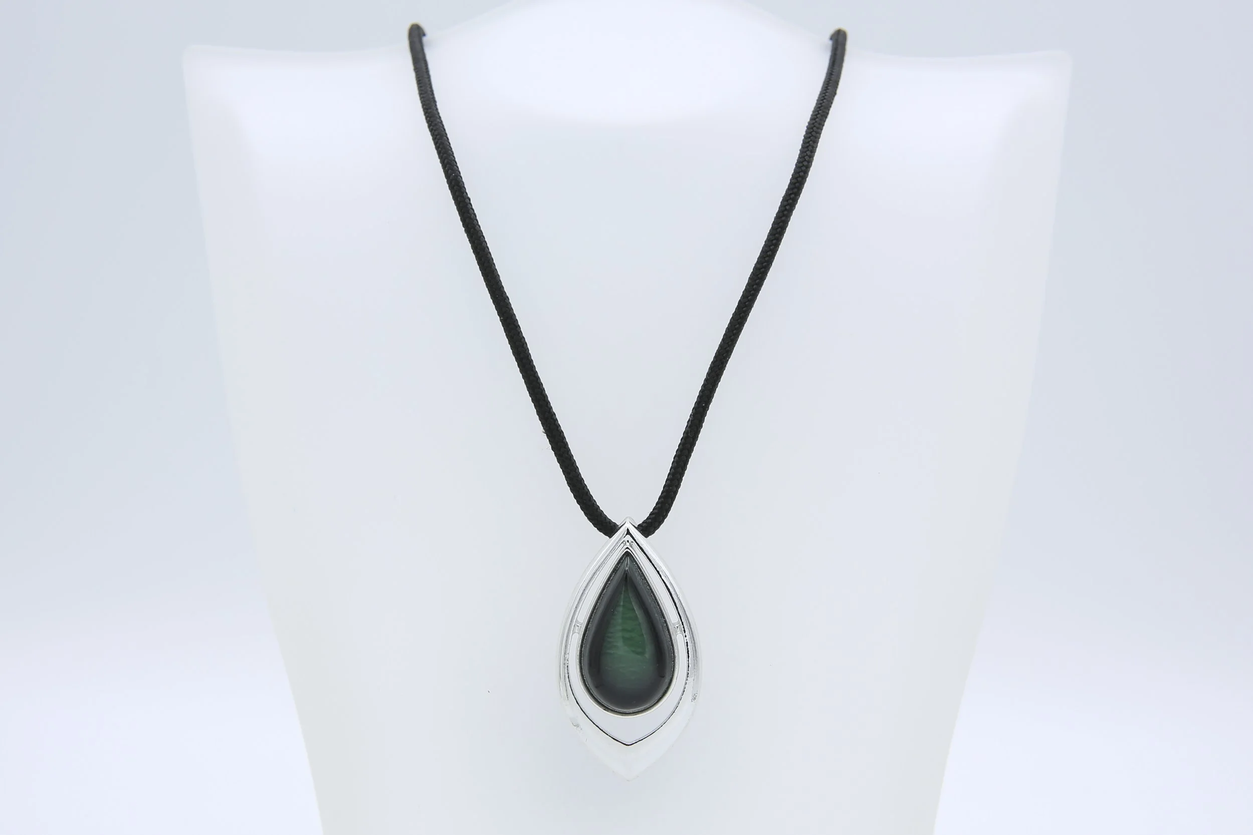 1978 SARAH COVENTRY DEW DROP NECKLACE
