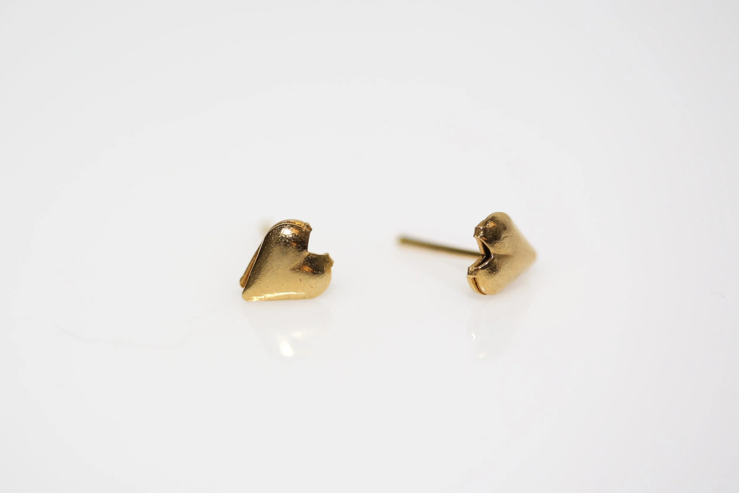 SMALL HOLLOW HEART STUDS