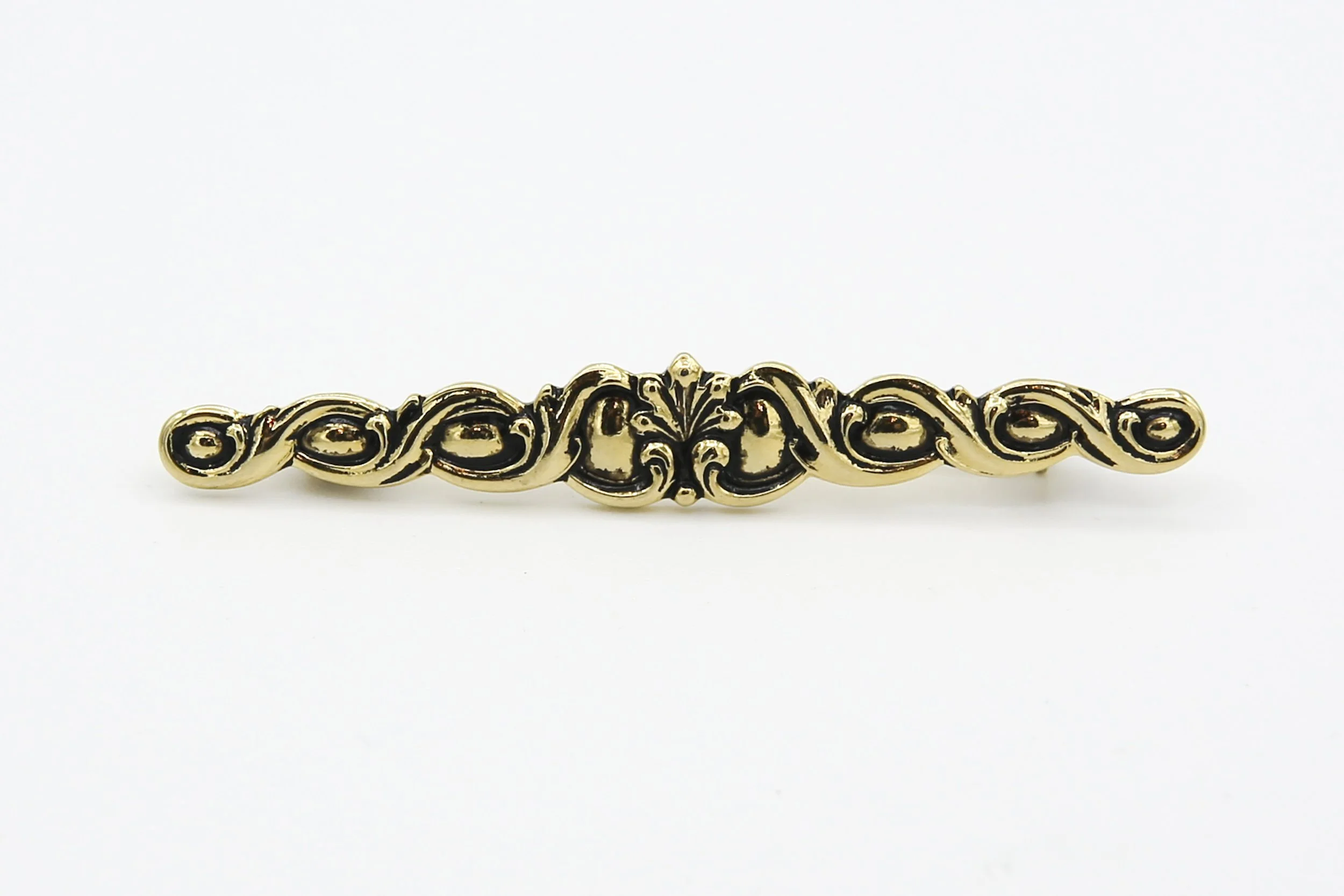 1979 SARAH COVENTRY ANTIQUE SCROLL BAR PIN