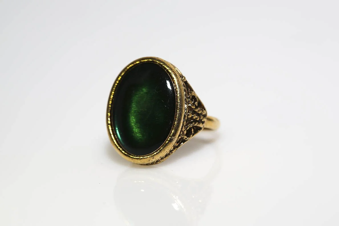 VINTAGE GREEN GLASS RING