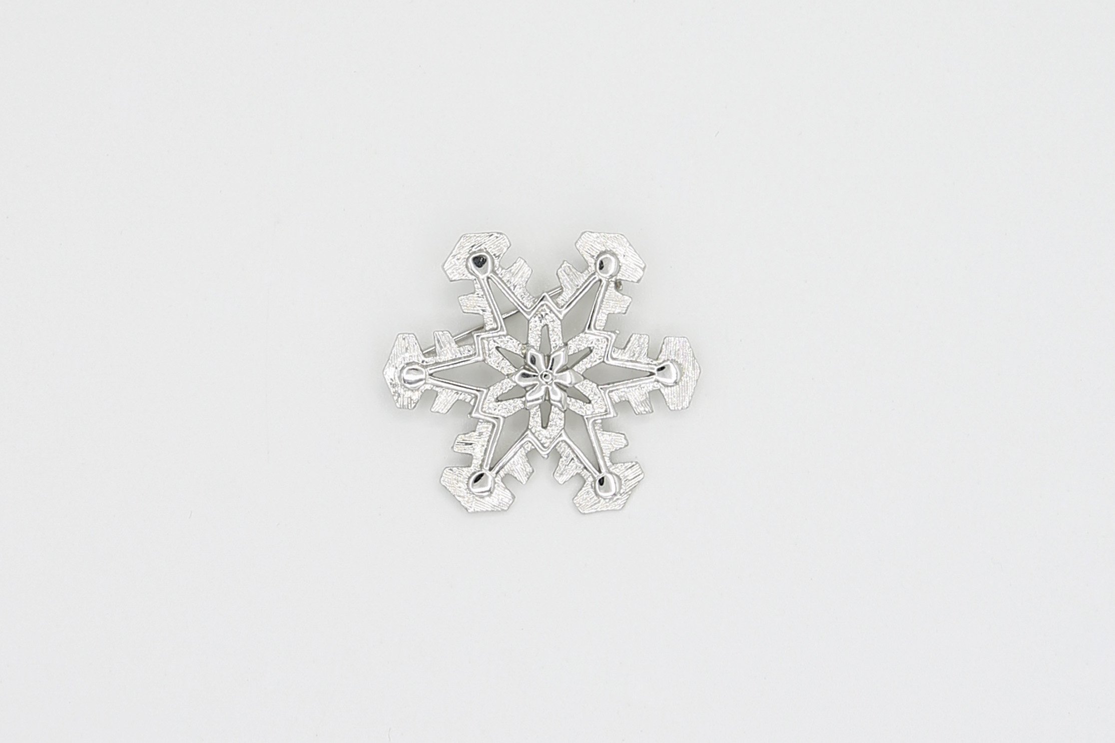 1977 SARAH COVENTRY SNOWFALL BROOCH