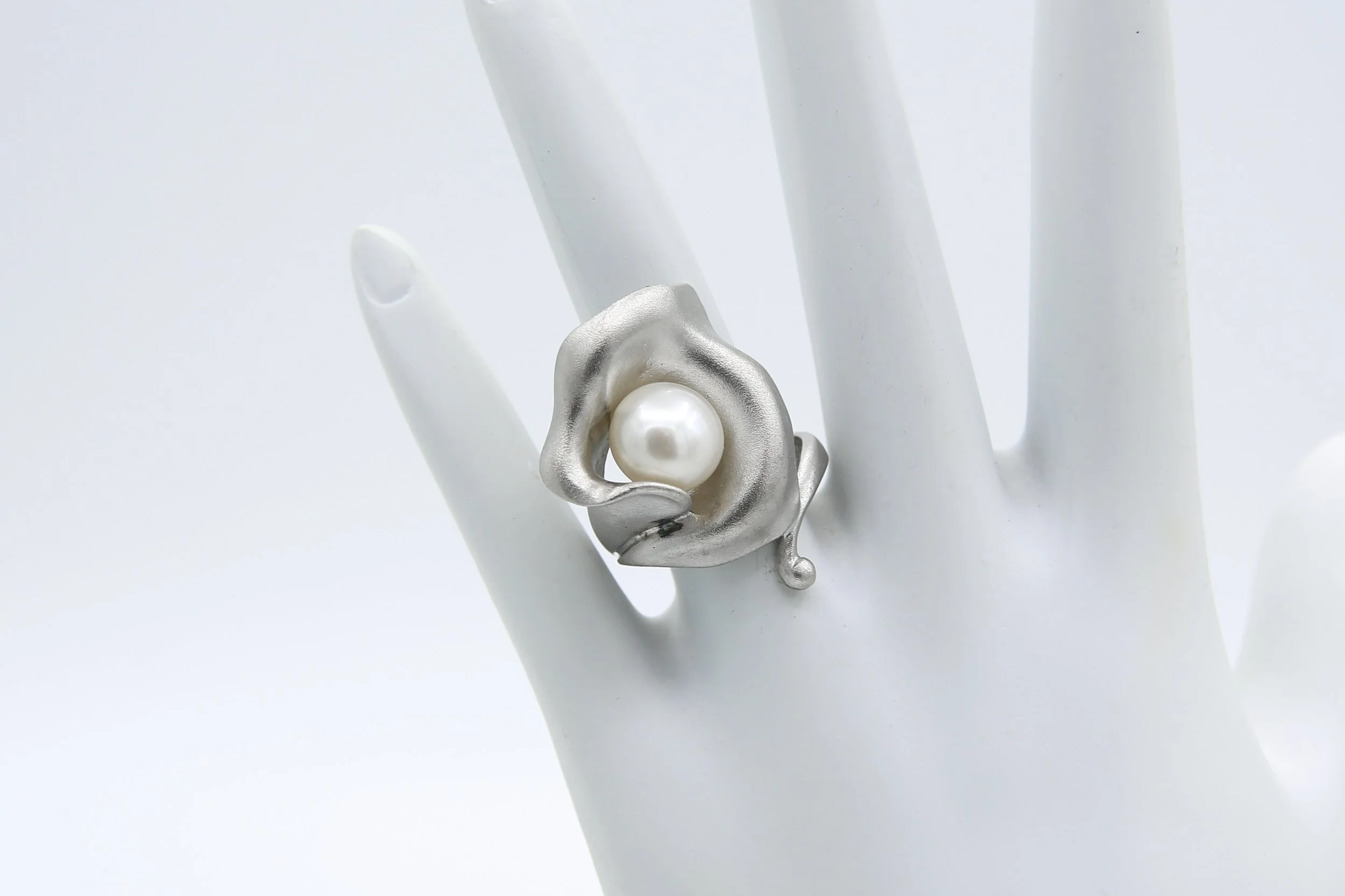 VINTAGE ROSS SIMONS SILVER AND PEARL RING