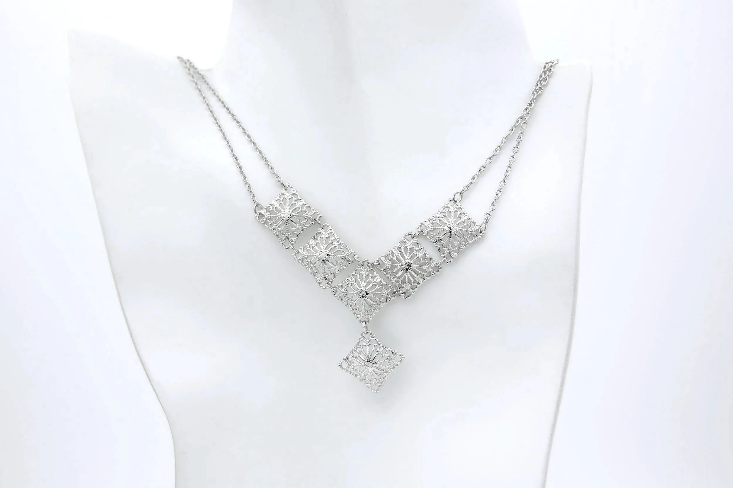 1978 SARAH COVENTRY ROYAL LACE NECKLACE