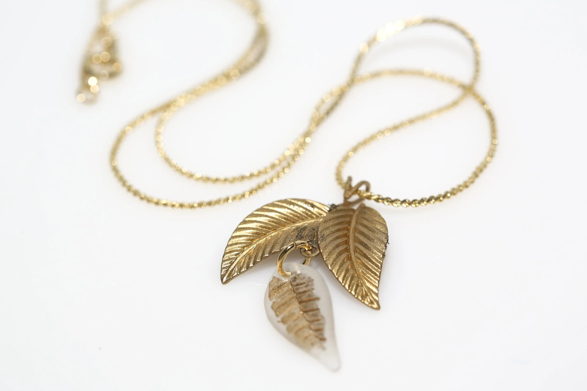 FROSTED TRIPLE LEAF NECKLACE