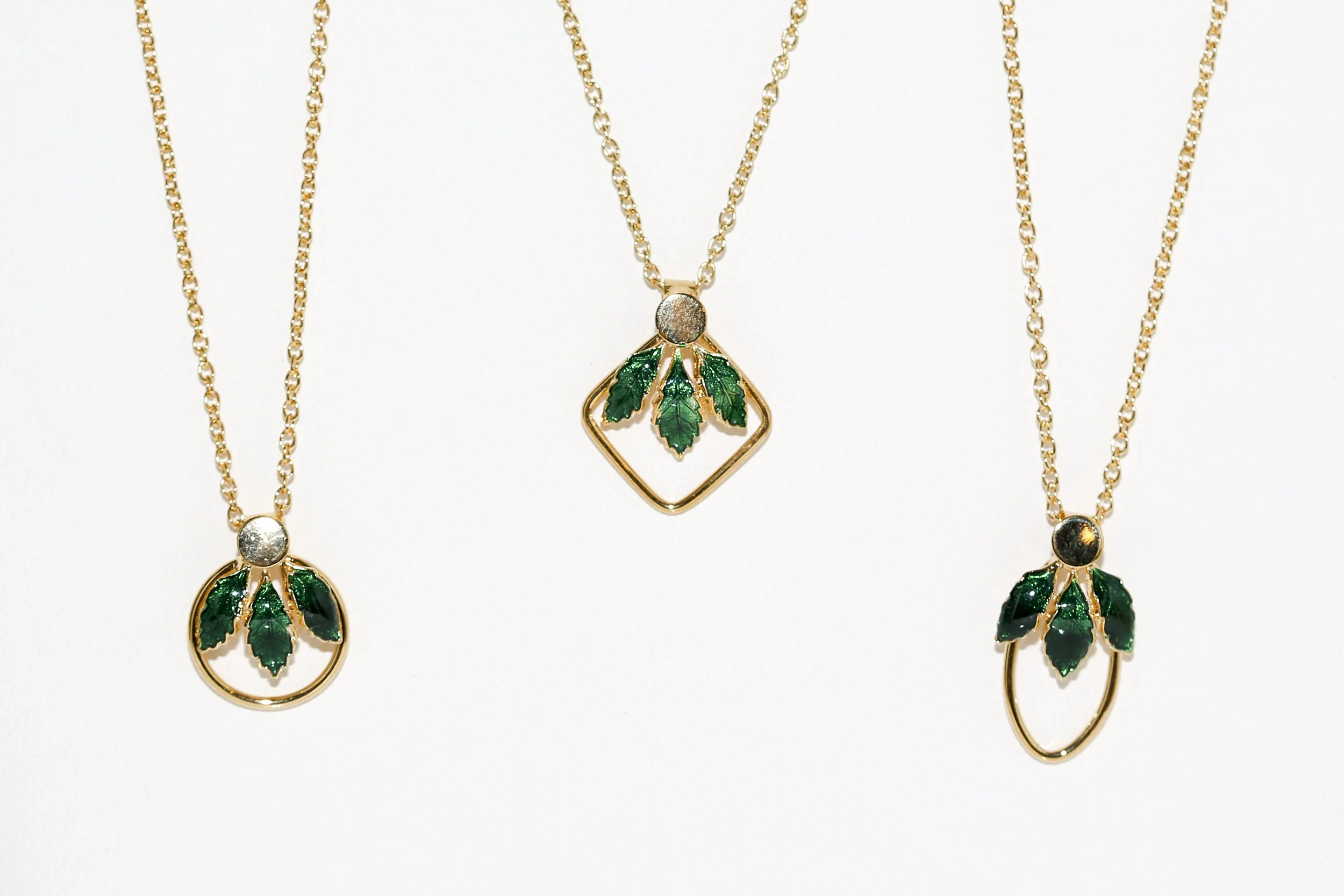 VINTAGE GREEN LEAVES NECKLACE