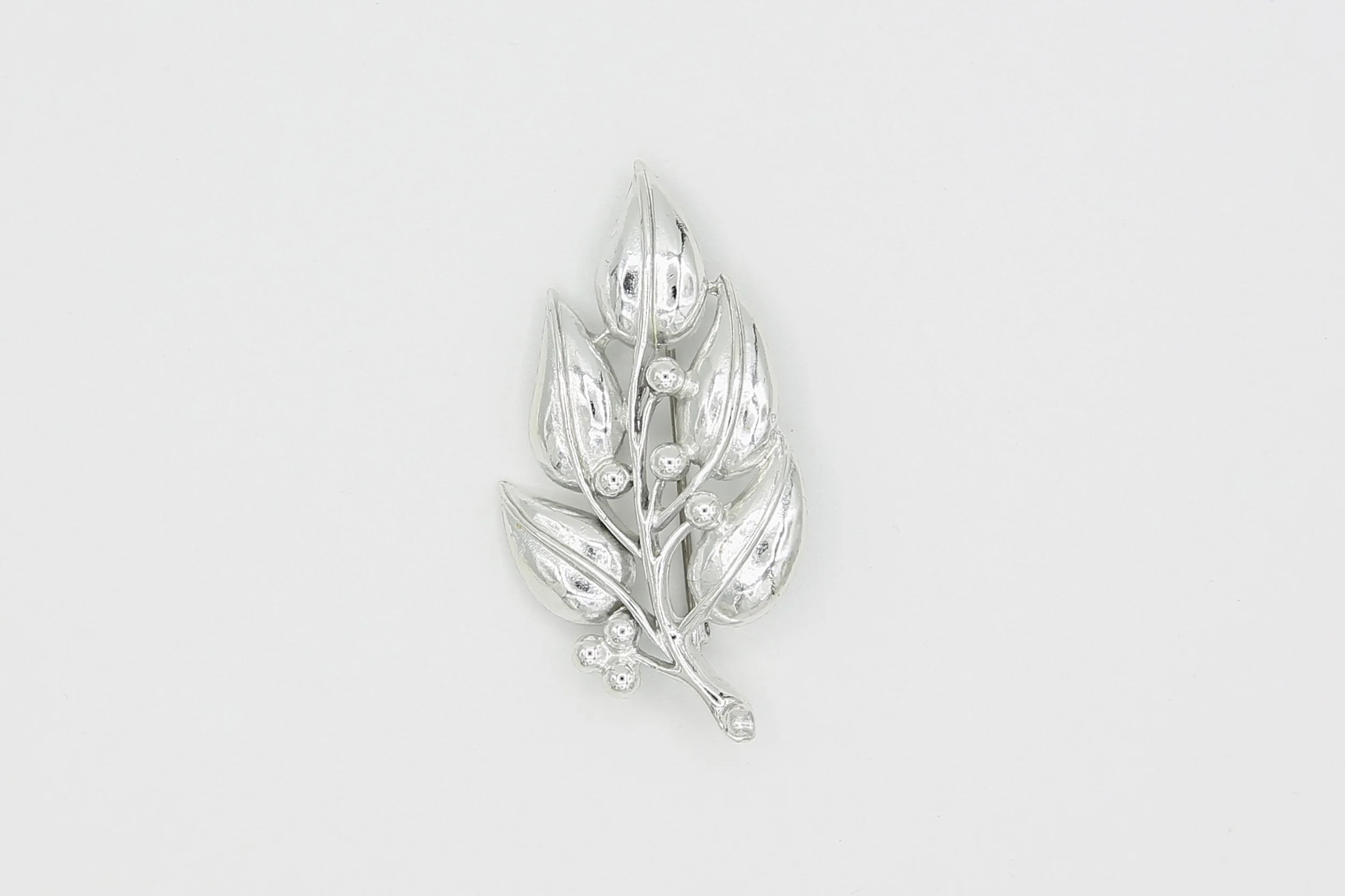 1970 SARAH COVENTRY SILENT SPRING BROOCH