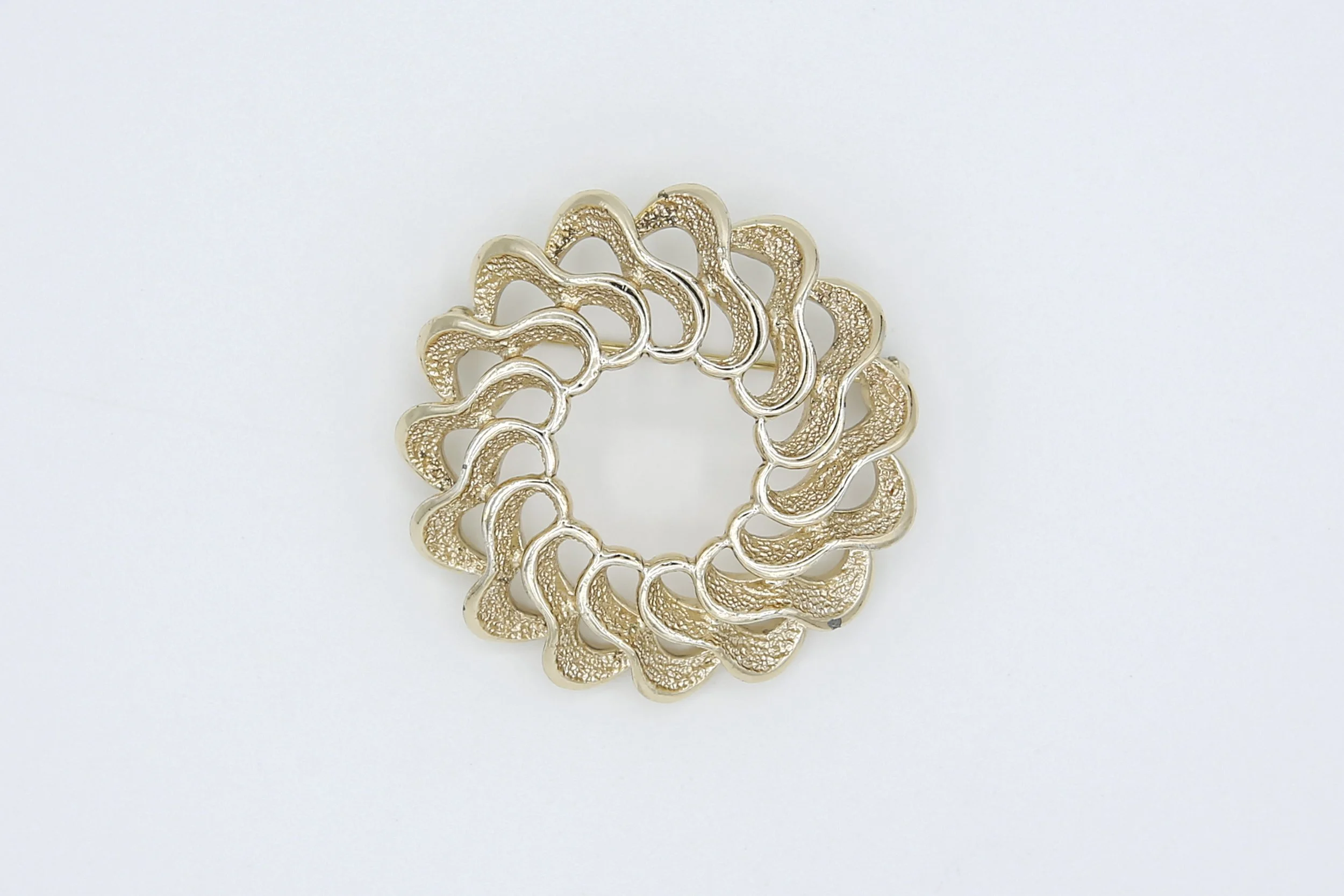 1970 SARAH COVENTRY FASHION ROUND BROOCH