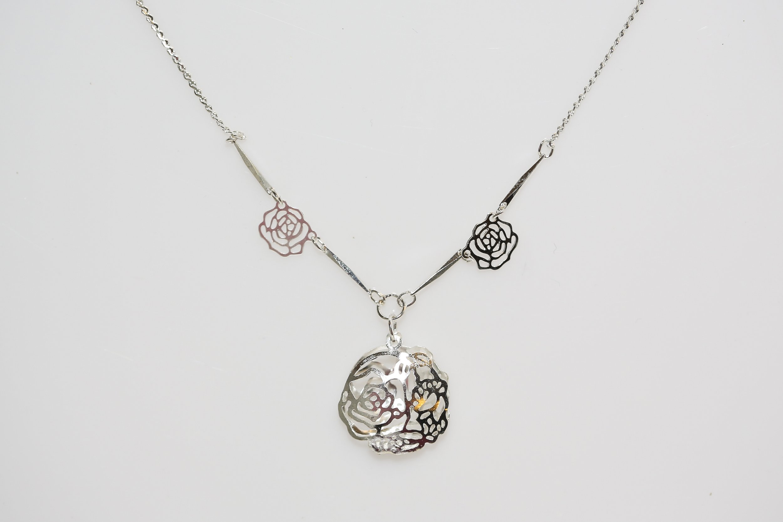LACE FLOWER NECKLACE