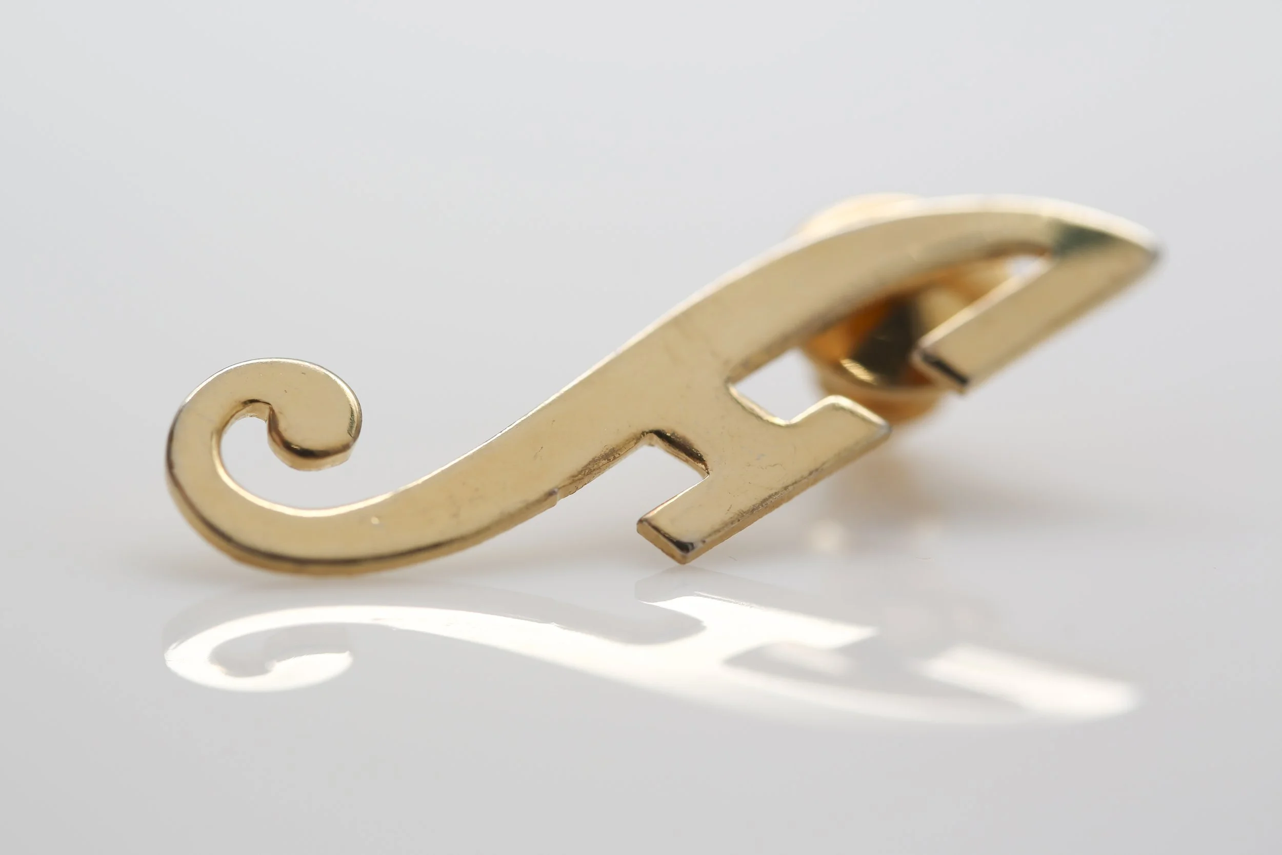 MANON INITIAL PIN