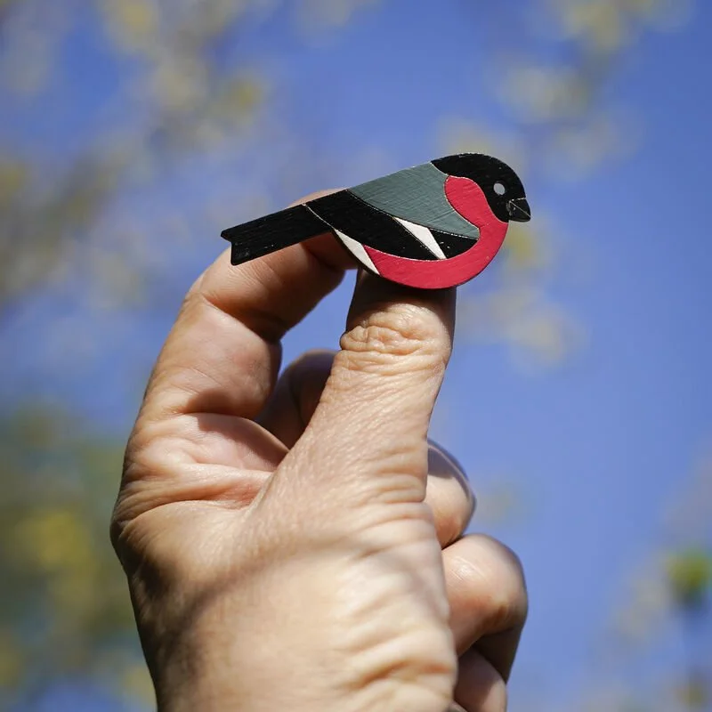 Shark_Alley_Bullfinch_Brooch_grande.jpg