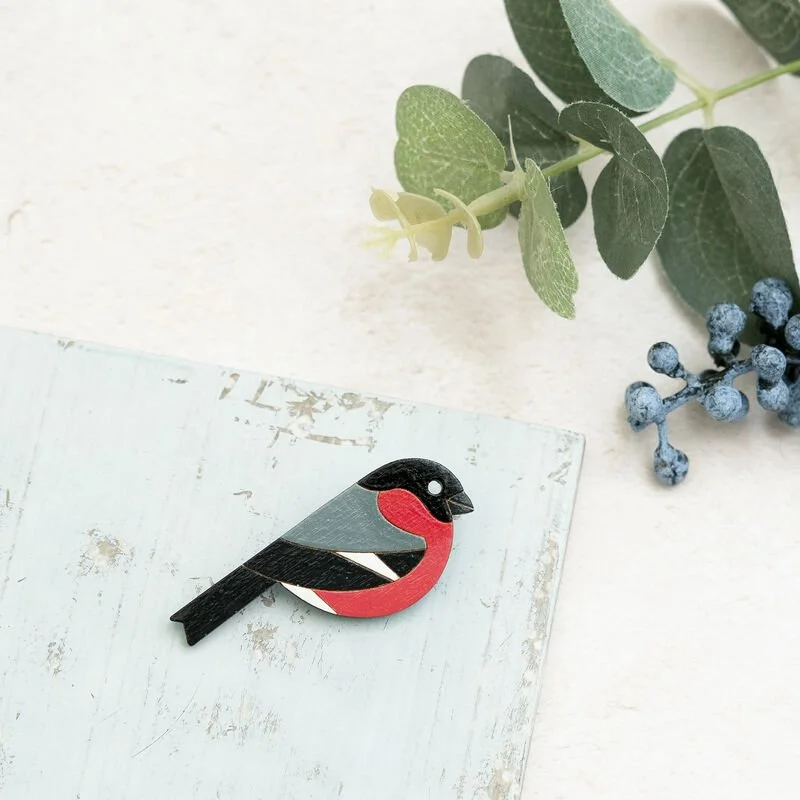 Shark_Alley_Bullfinch_Brooch_b_grande.jpg