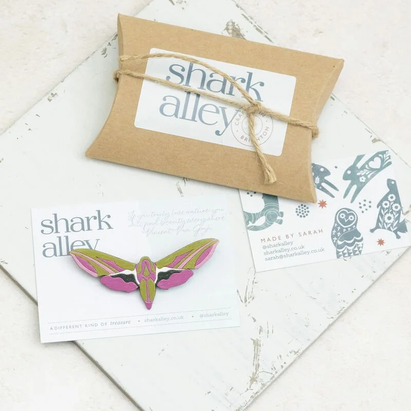 Shark_Alley_Elephant_Hawk_Moth_Brooch_5_grande.jpg