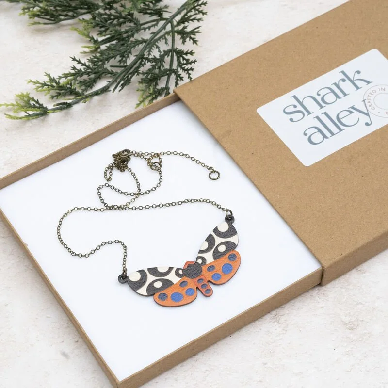 Shark_Alley_Garden_Tiger_Moth_Necklace_Small_grande.jpg