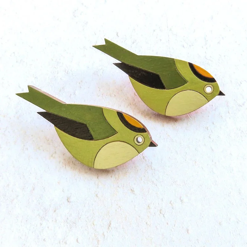 Shark_Alley_Goldcrest_Hand_Painted_Brooch_d_grande.jpg
