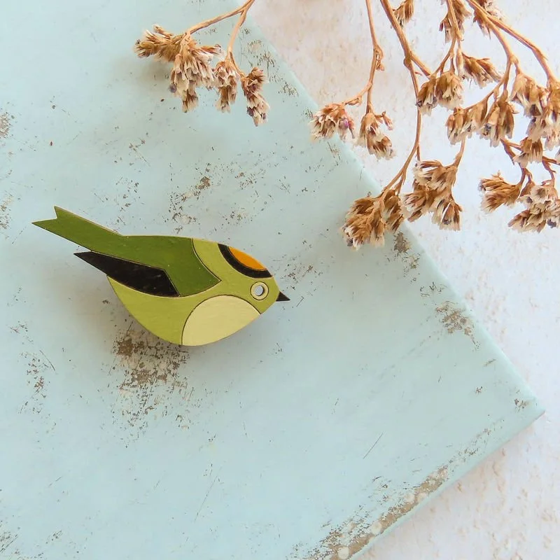 Shark_Alley_Goldcrest_Hand_Painted_Brooch_b_grande.jpg