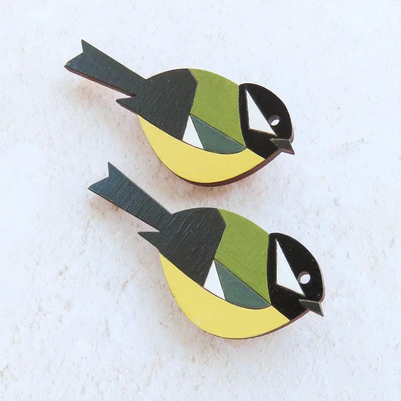 Shark_Alley_Great_Tit_Hand_Painted_Brooch_e_grande.jpg