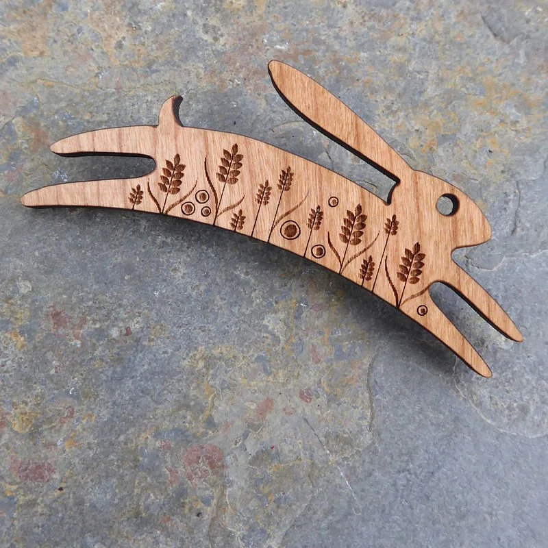 sharkalley_wooden_hare_brooch_main_grande.jpg