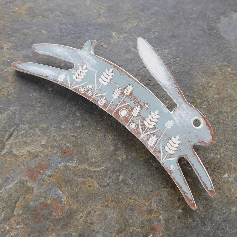 hare_brooch_duck_egg_2_grande.jpg