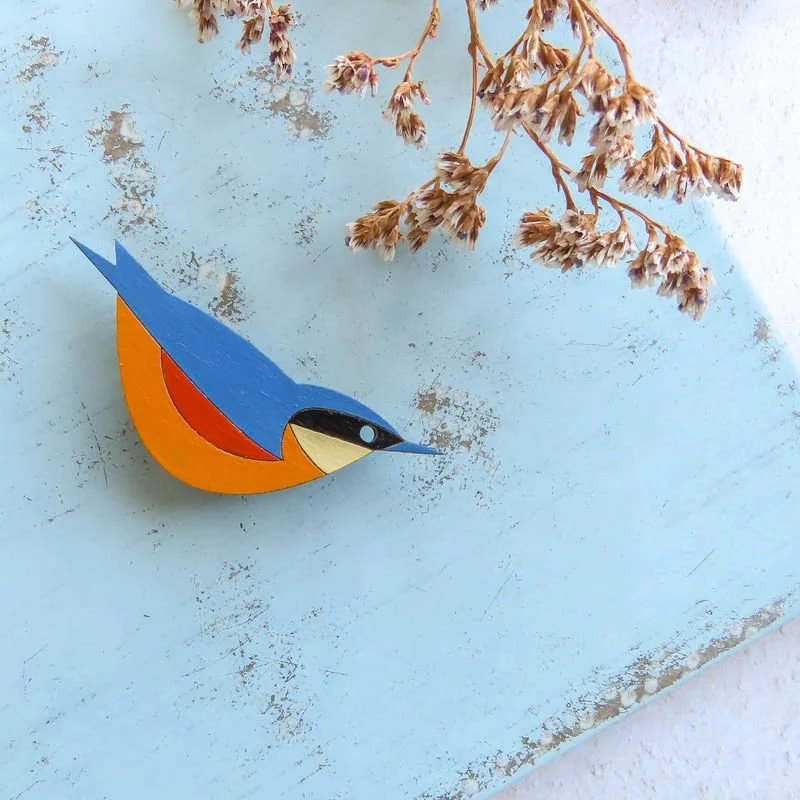 Shark_Alley_Nuthatch_Hand_Painted_Brooch_d_grande.jpg