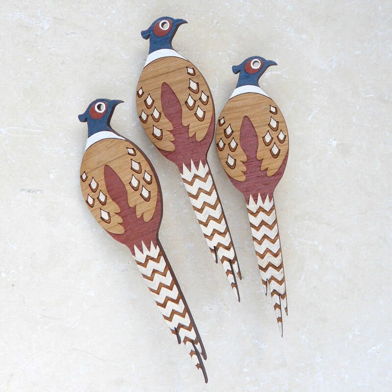 Shark_Alley_Hand_Painted_Wooden_Pheasant_Brooch_b_massive_grande.jpg