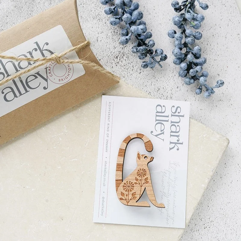 Shark_Alley_Laser_Cut_Ring_Tailed_Lemur_Brooch_grande.jpg