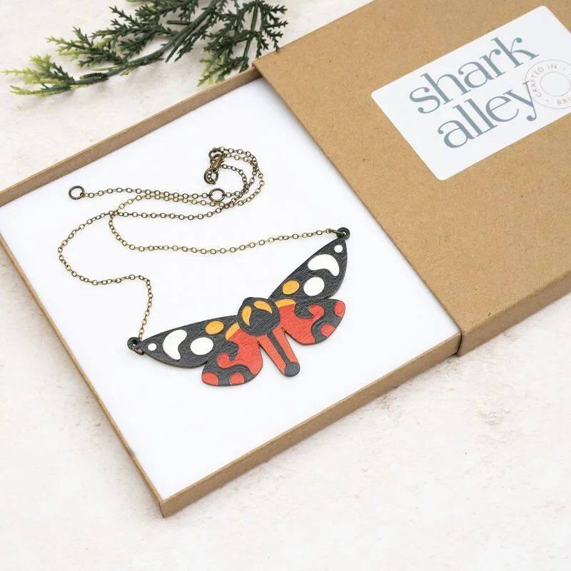 Shark_Alley_Scarlet_Tiger_Necklace_Large_grande.jpg