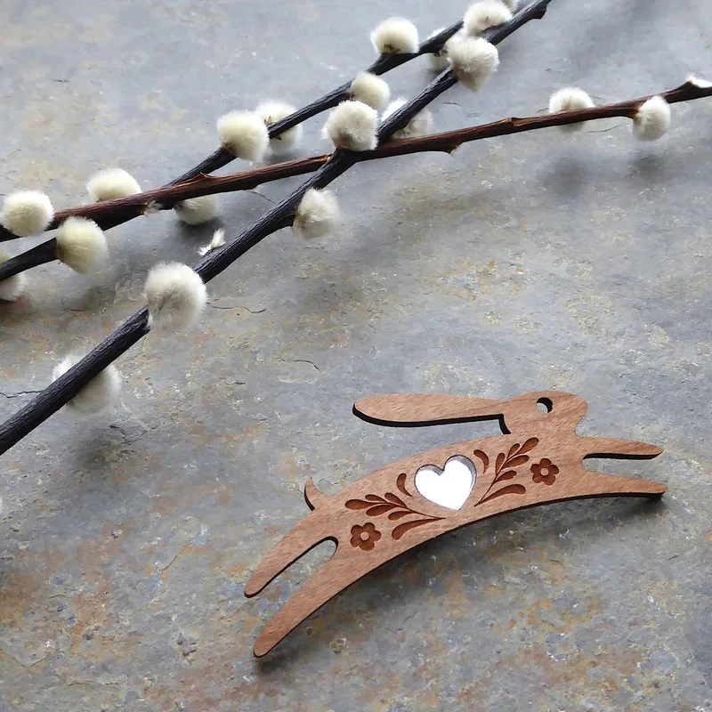 silver_heart_hare_brooch_3_grande.jpg