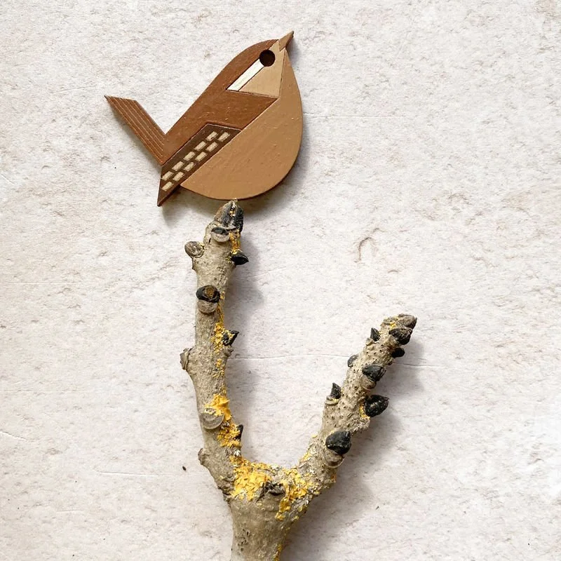 wren - hand painted brooch