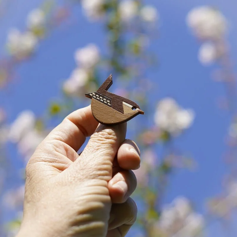 Shark_Alley_Wren_Brooch_grande.jpg