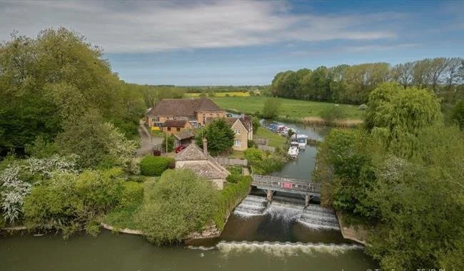 Cotswold Boat Hire.jpg