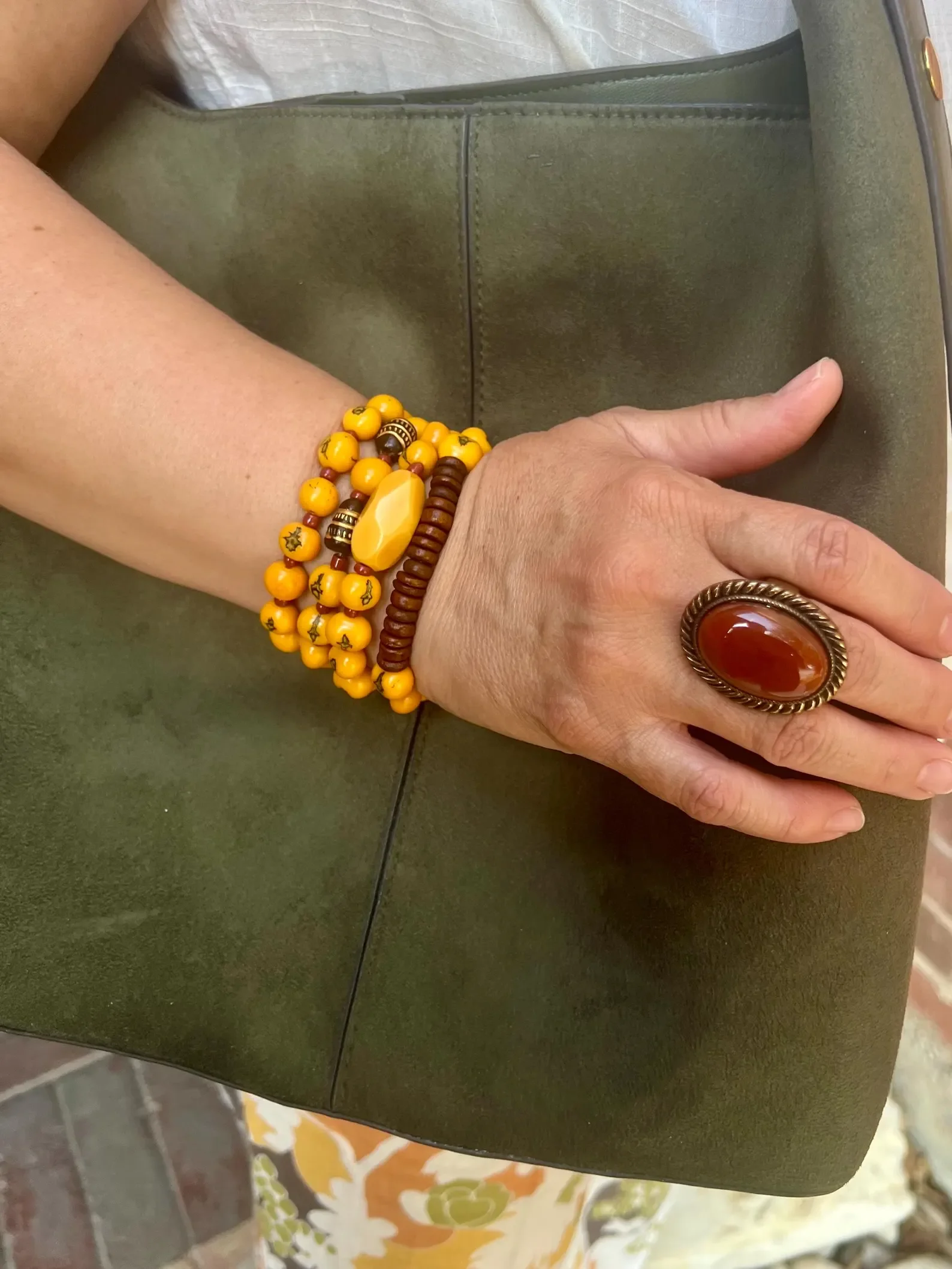pulsera amarilla modelo.webp