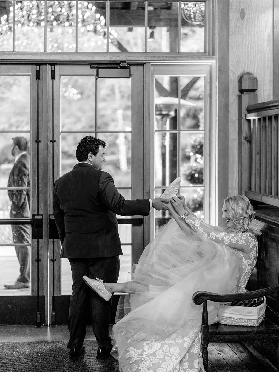 It&rsquo;s often the smallest, unplanned moments that show the most love&mdash;the way someone reaches for you, helps you, and makes you laugh. I love these little moments of care; they say so much without needing any words. 🤍

#bloomingwed #wedding