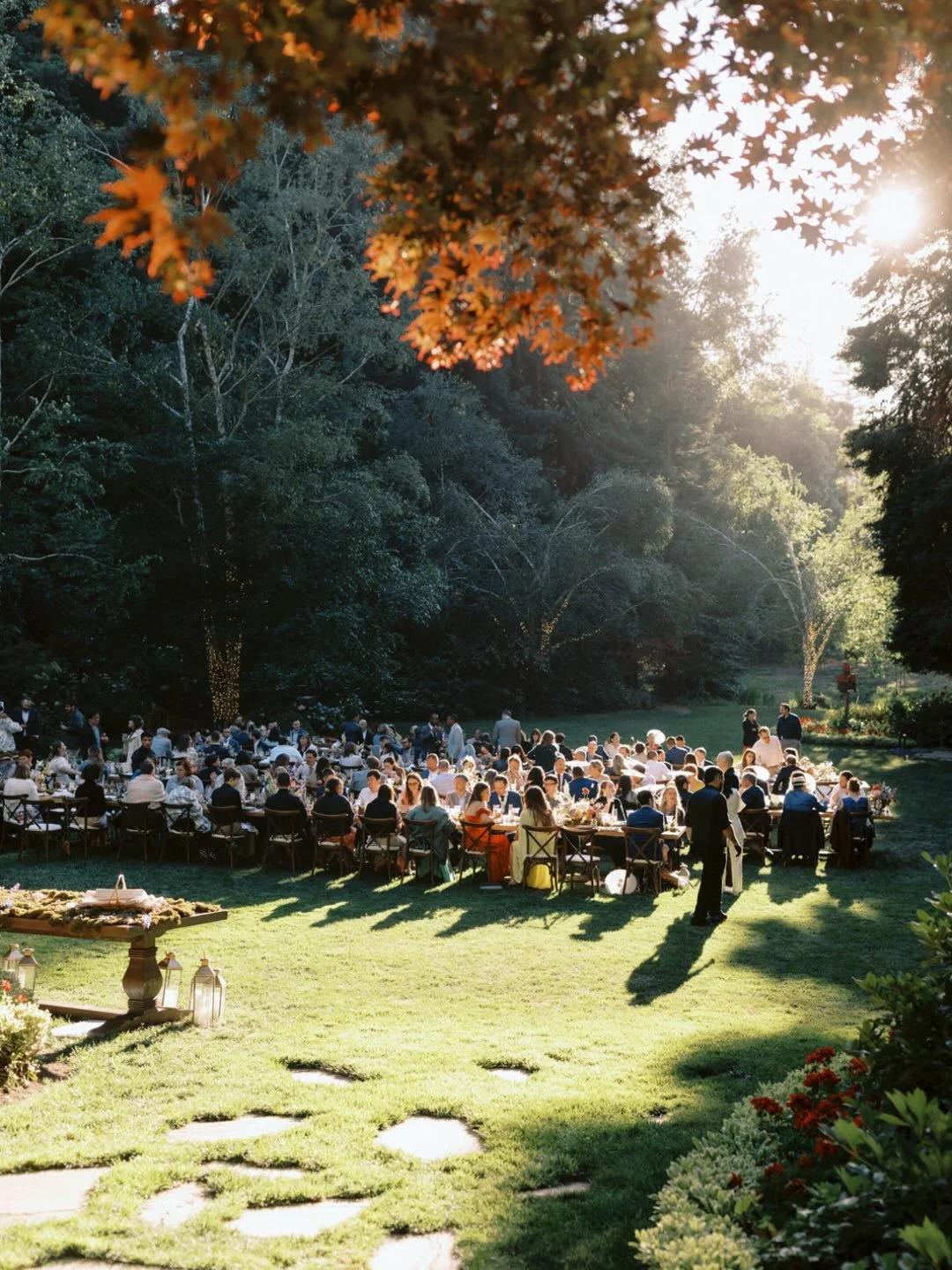 From a planner and designer&rsquo;s perspective, I really love how versatile the main lawn at @nestldownevents is. Every couple can make it feel completely different, but it always creates such a beautiful experience for guests&mdash;dinner under the