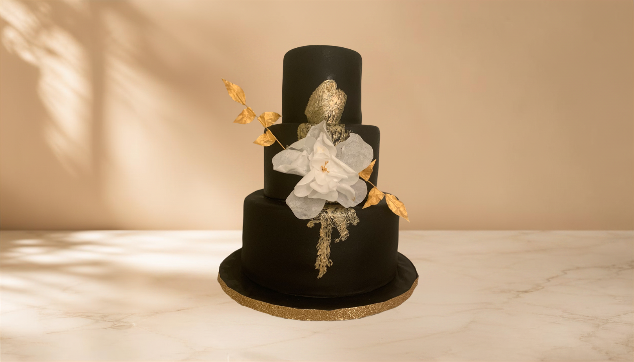 black wedding cake 3 tier.png