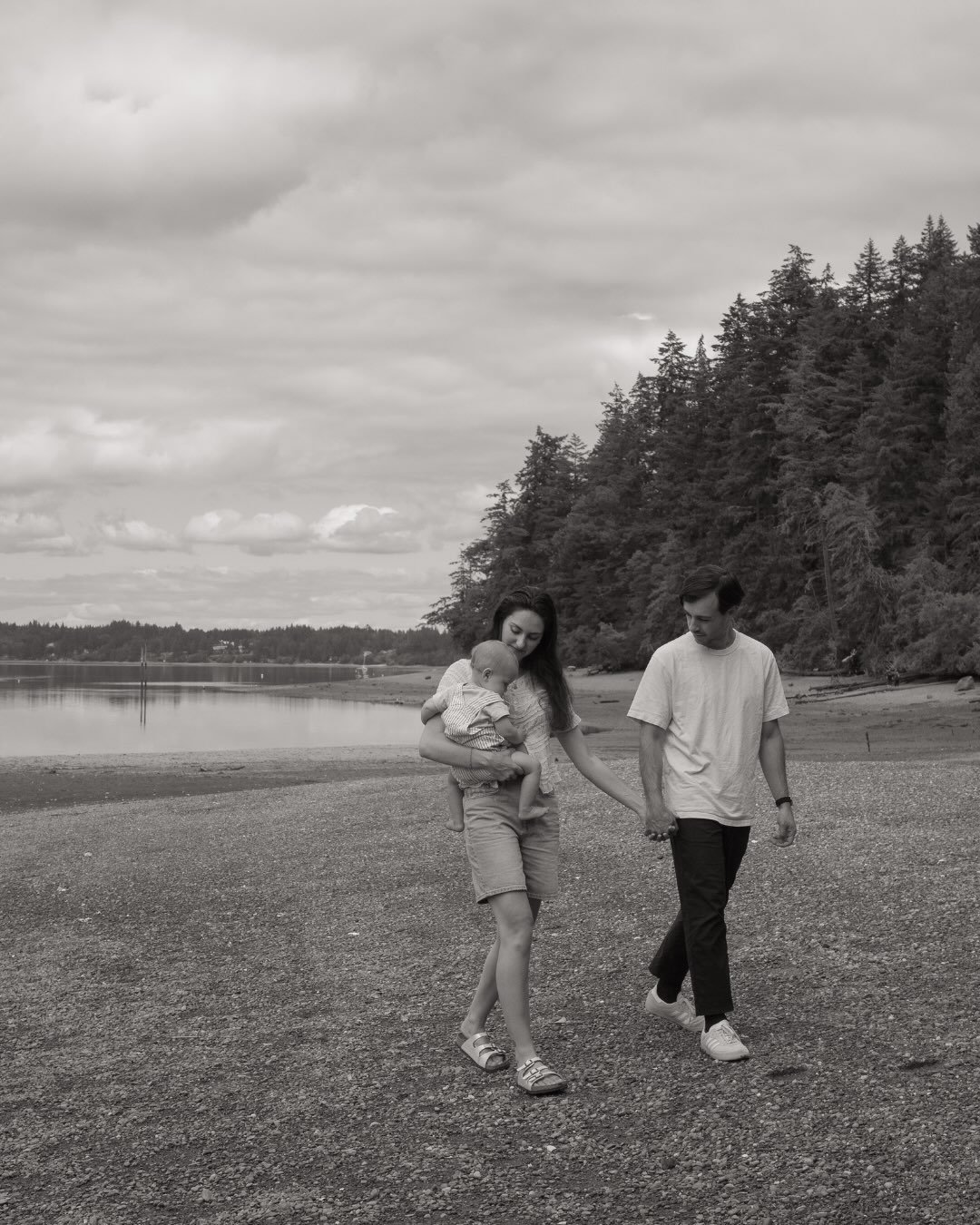 From the forest to the sand, from play time to moments of calm. Getting to document all of it with this family was a joy. ✨