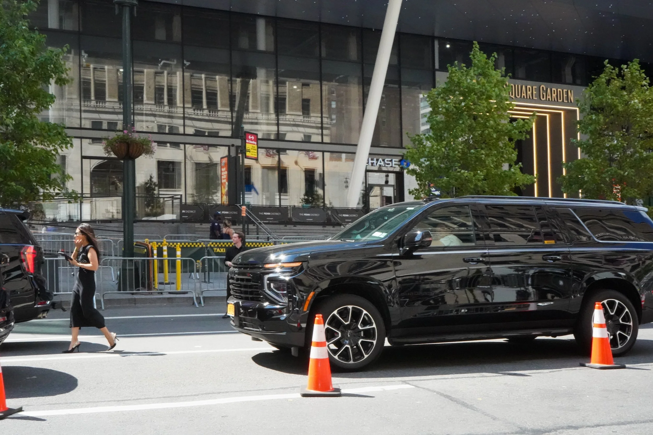 Guests_Arrive_at_Swift_Kelce_Wedding_26184841293563.jpg