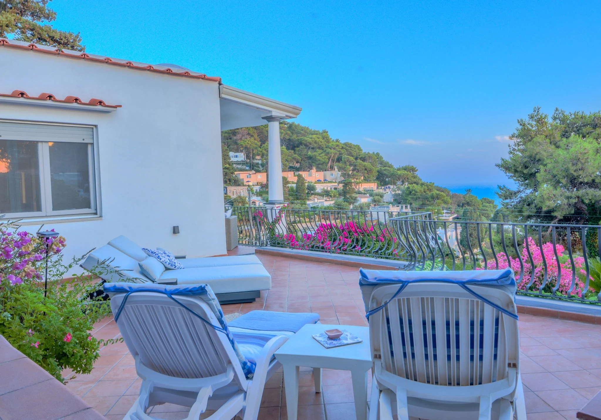 marvelous-capri-holiday-home-patio..jpg