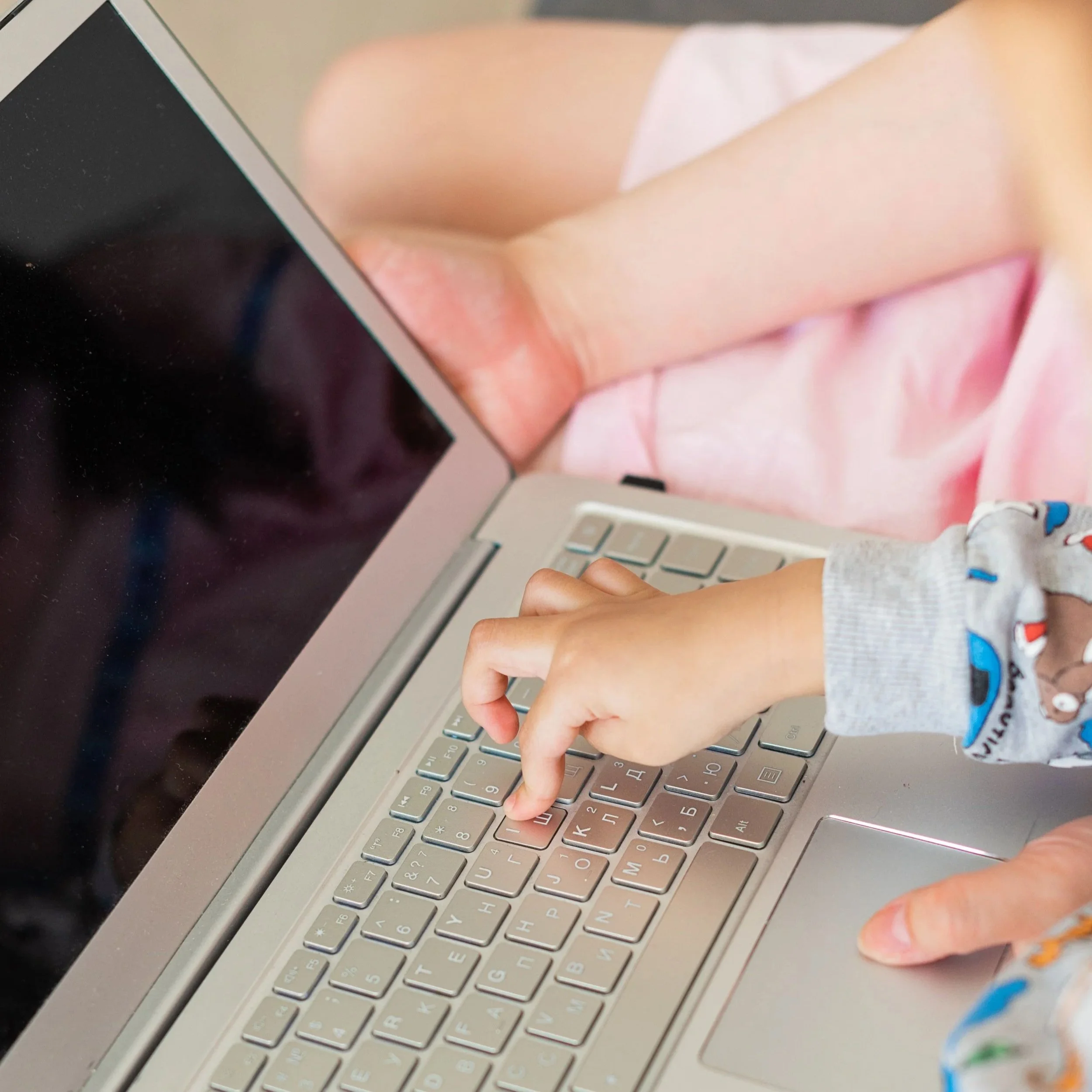 How to Manage Screen Time Without It Becoming a Battle