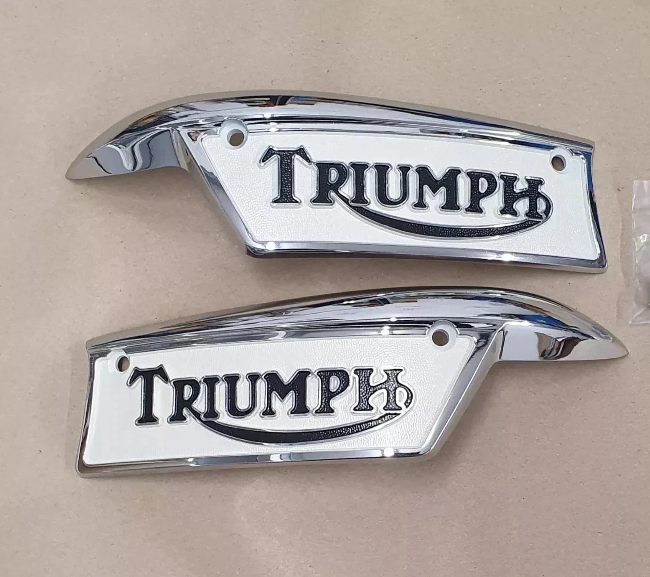 TRIUMPH TANK BADGES 1969 ONWARD 82-9700/9701 T100 T120 T140 T150 SCREW
