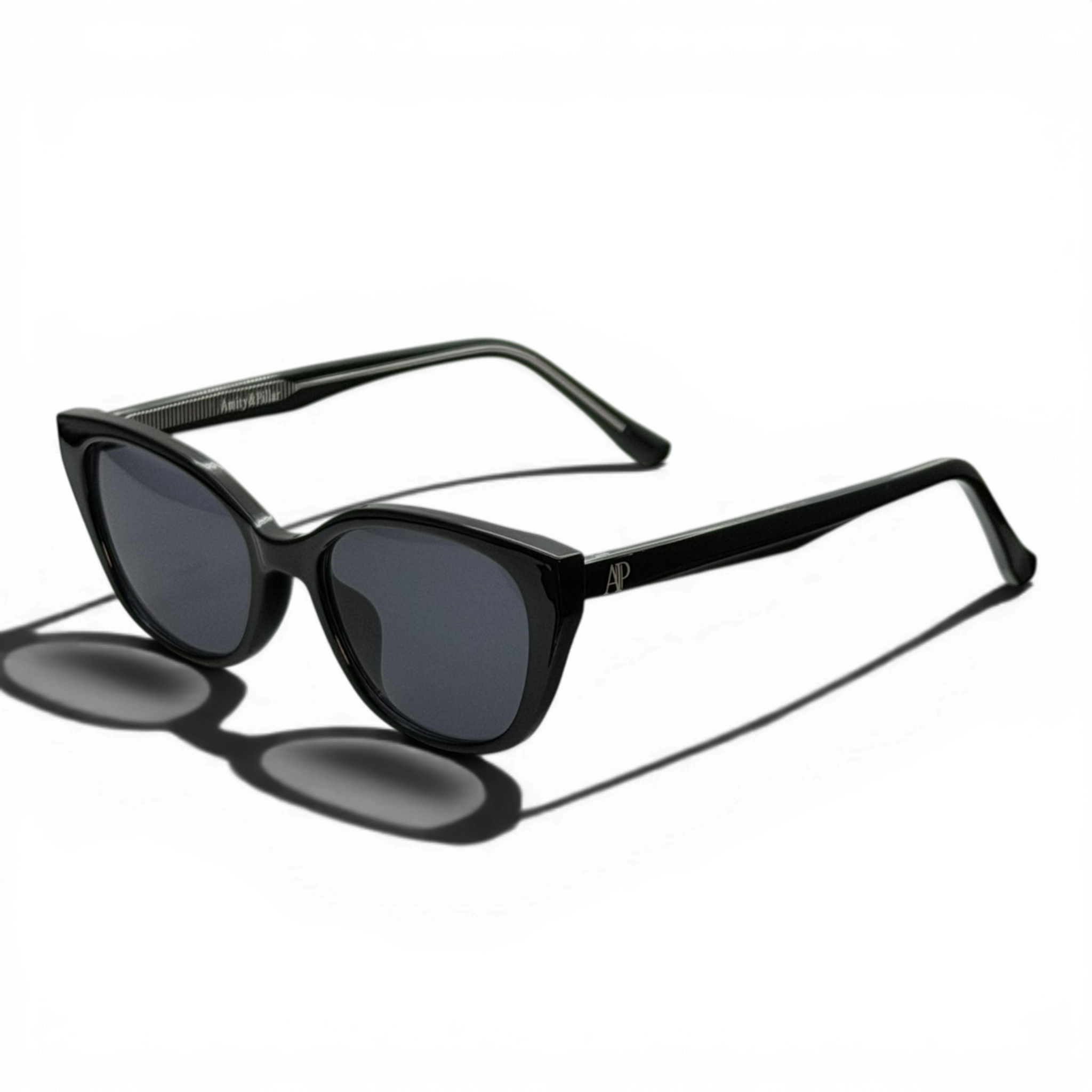 Larissa black transparent web.png