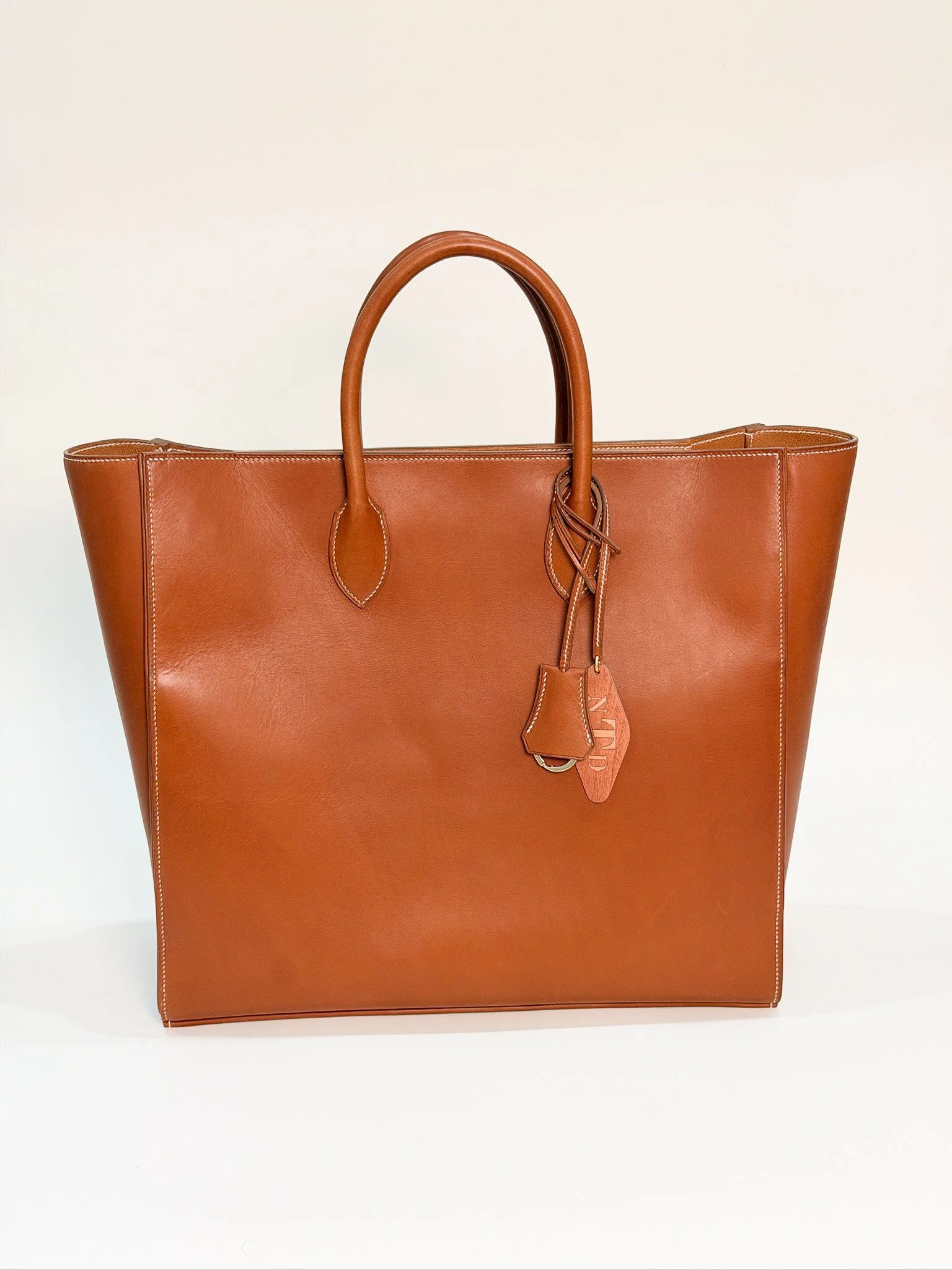 - Haas Novonappa Calf Leather Exterior
- French Chèvre Goat Leather Interior
- Hand stitched with waxed linen thread