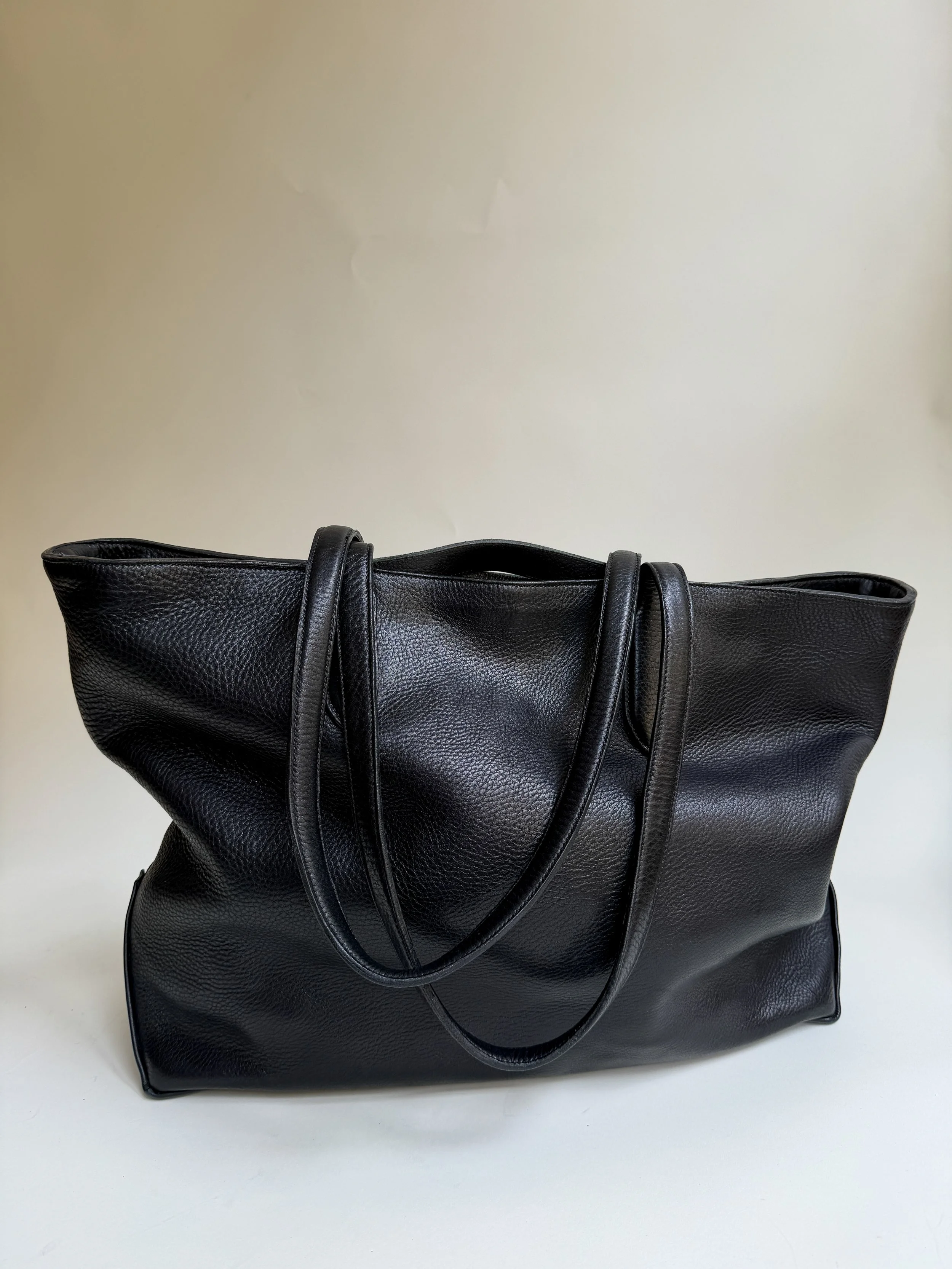 - Brazillian Pebbled Cow Leather Exterior
- Cotton & Linen Interior
- Hand stitched with waxed linen thread