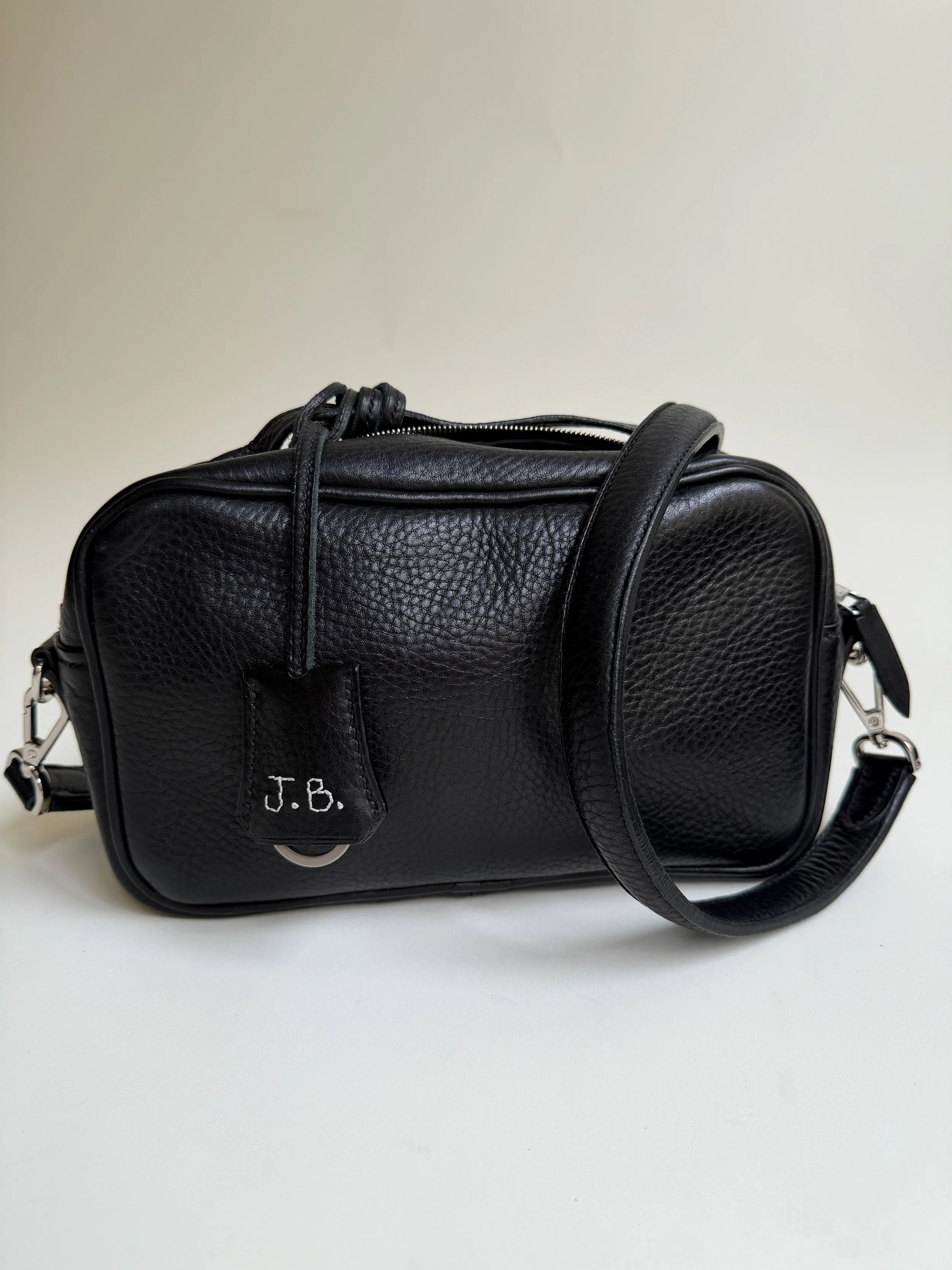 - Brazillian Pebbled Cow Leather Exterior
- French Chèvre Goat Leather Interior
- Hand stitched with waxed linen thread