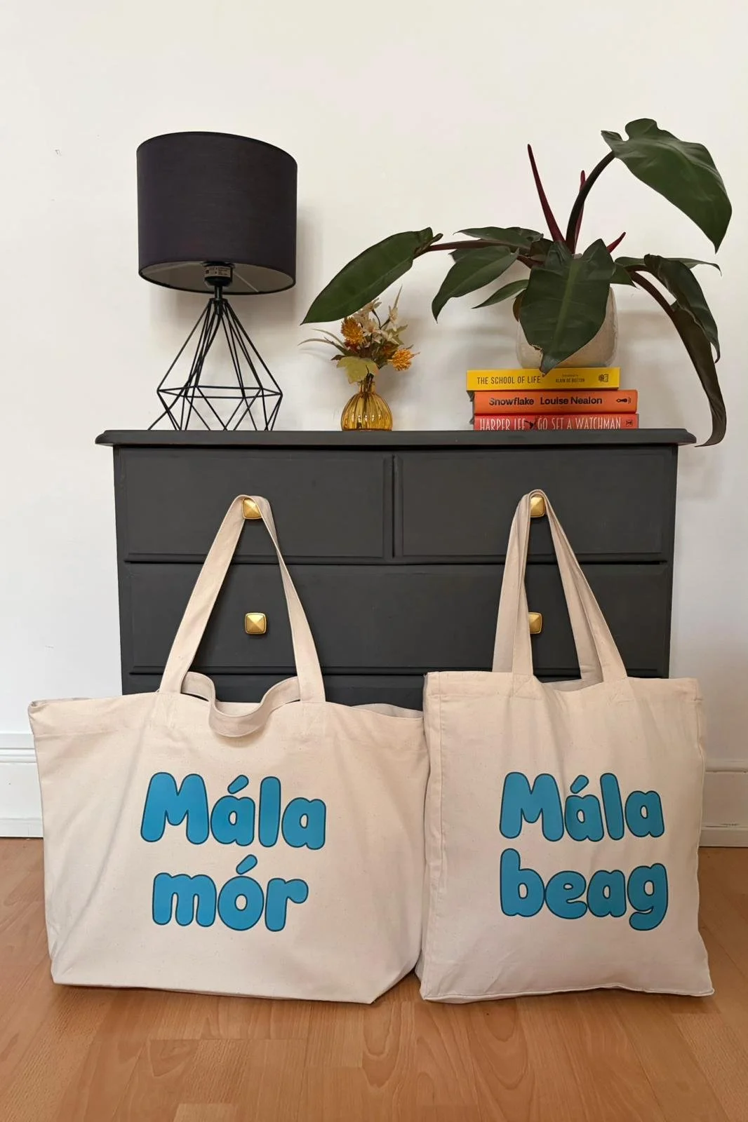 Irish language tote bag featuring the phrase Mála Mór
