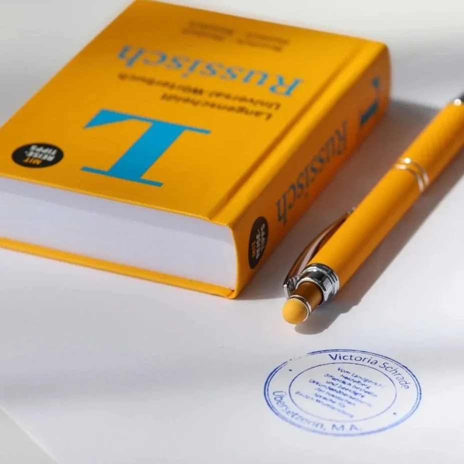 Russisch-Lehrbuch mit Stempel einer beeidigten Übersetzerin für Russisch–Deutsch.