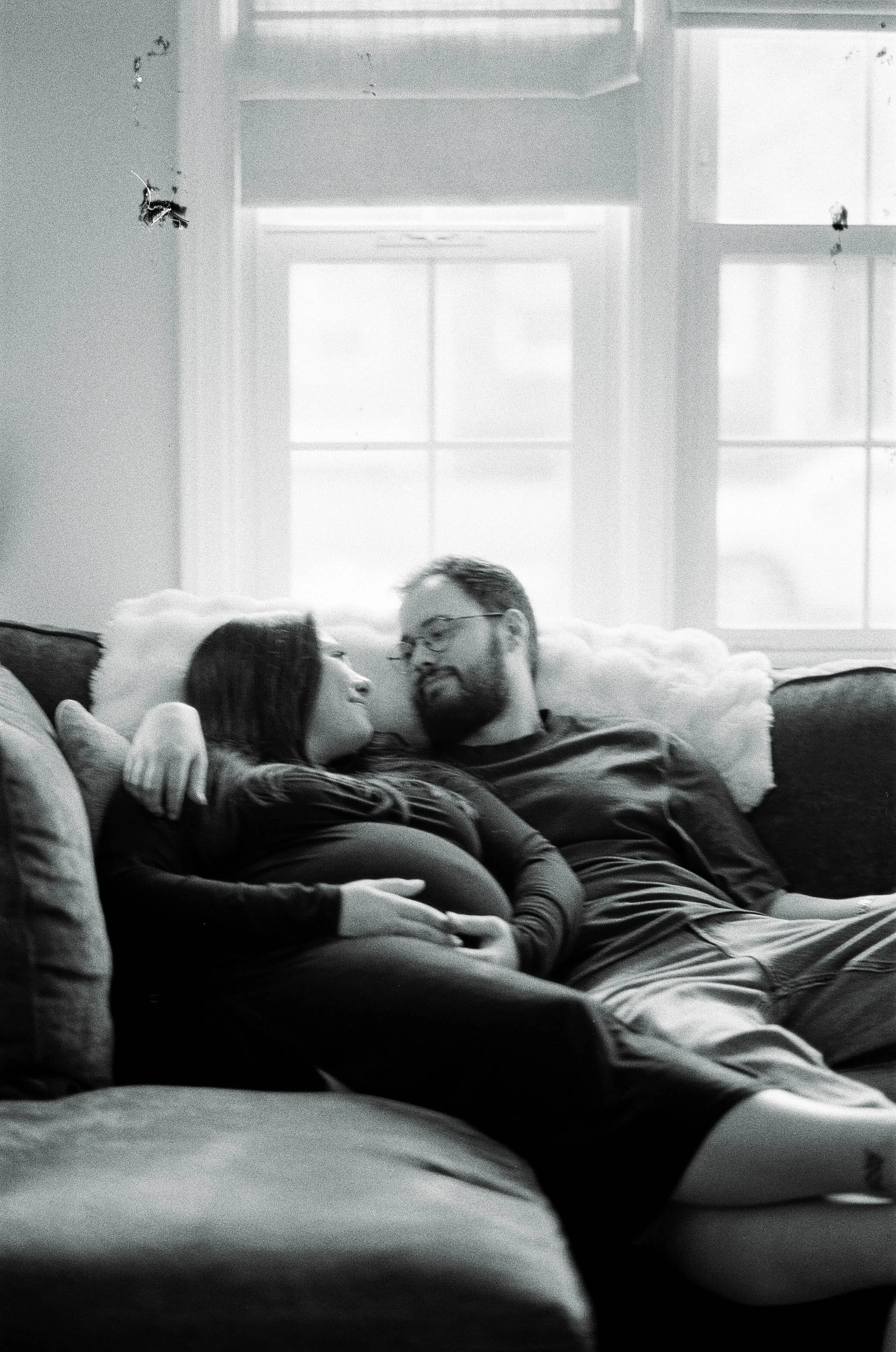 cozy-in-home-pregnancy-photos-richmond-va.jpg